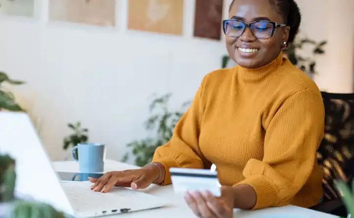 woman using credit card

